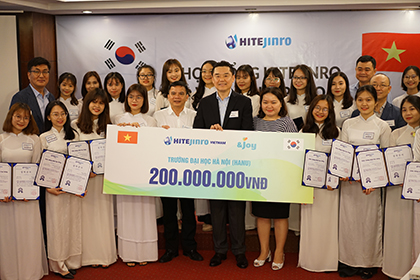 Hitejinro trao học bổng tiếng Hàn trị giá 200 triệu đồng cho sinh viên Việt Nam